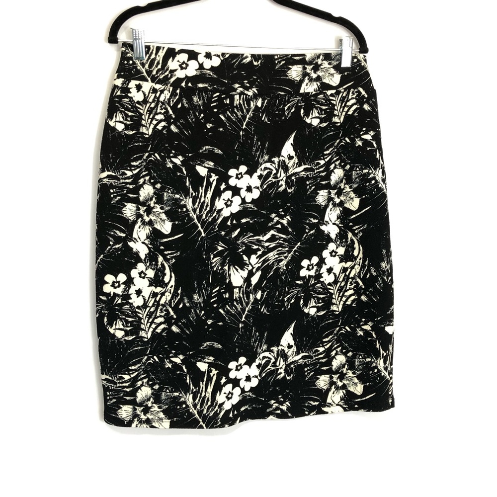 One Fashion Straight Cut Short Skirt. White black. Size XLarge. Classy